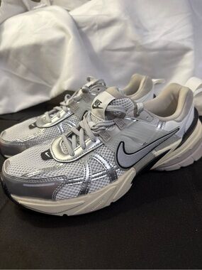 Nike V2K Run Sneaker (Women) Women’s size 10